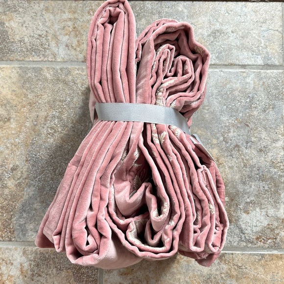 Anthropologie Harlowe Embroidered Velvet Curtain 50 x 84 NWT - Picture 11 of 12